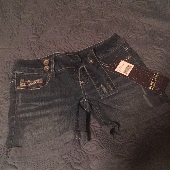 Cute jean shorts! New with tags - Picture 1 of 2
